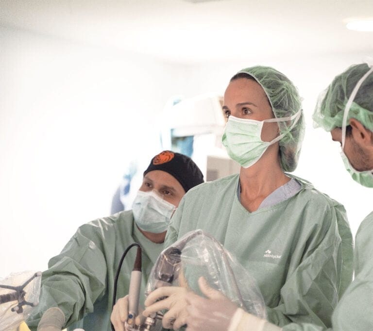 Neurocirujana Elsa González operando un caso de espondilolistesis con cirugía mínimamente invasiva