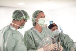 La neurocirujana Elsa González Pérez en Islas Baleares haciendo neurocirugía