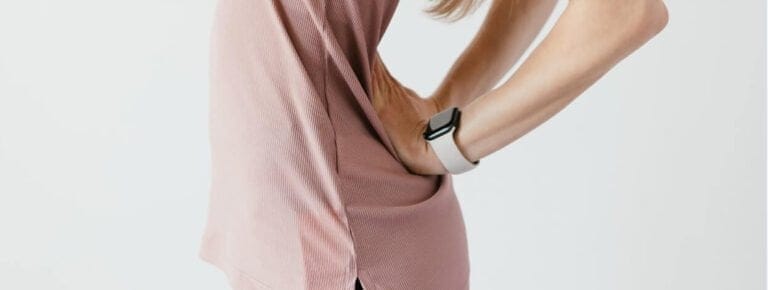 Mujer con dolor de espalda por hernia de disco
