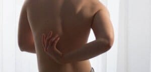 Hombre con dolor de espalda por ciática