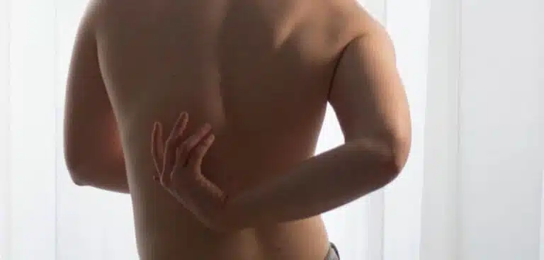 Hombre con dolor de espalda por ciática