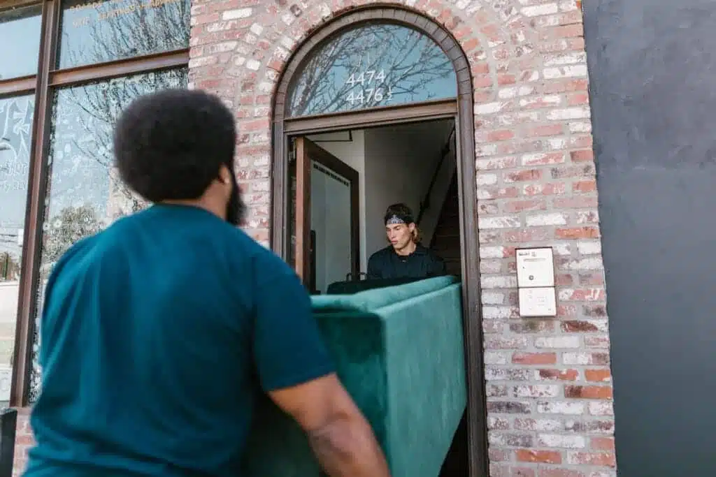 Hombres transportando sofa con buena postura