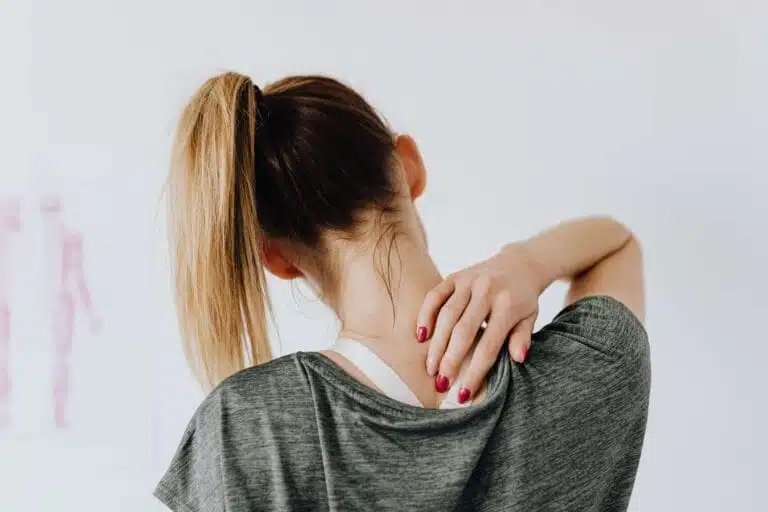 Mujer con dolor cervical por fibromialgia