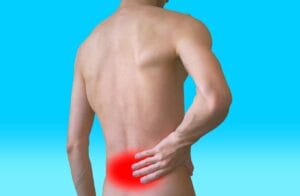 Hombre con dolor lumbar por artrosis