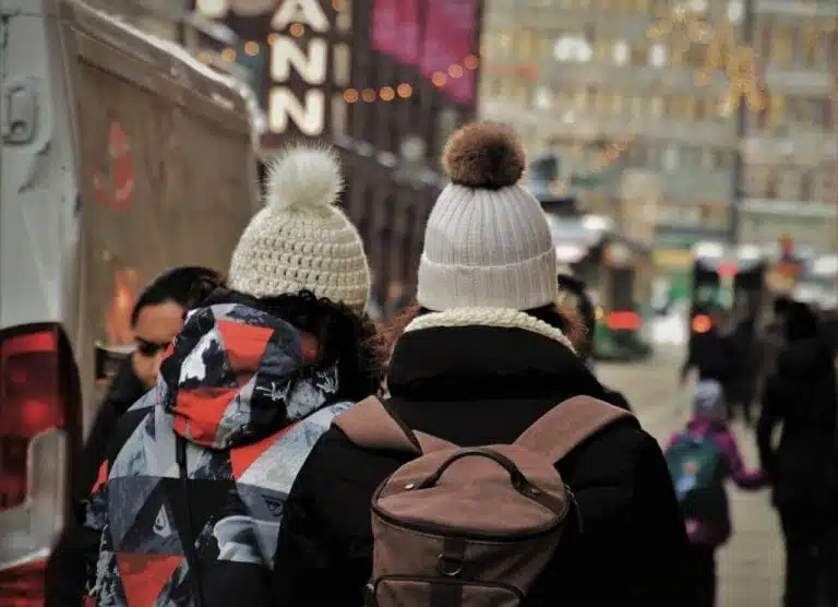 Niños yendo a la escuela con mochila a la espalda