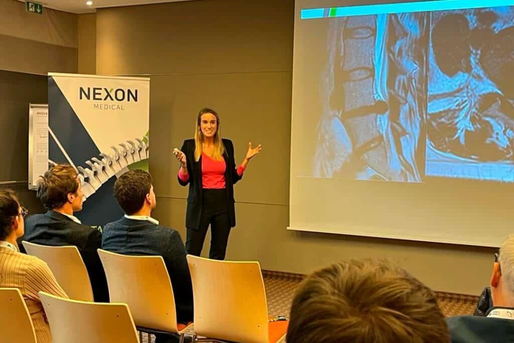 Dra Elsa Gonzalez en la ponencia sobre cirugía biportal en EuroSpine 2023