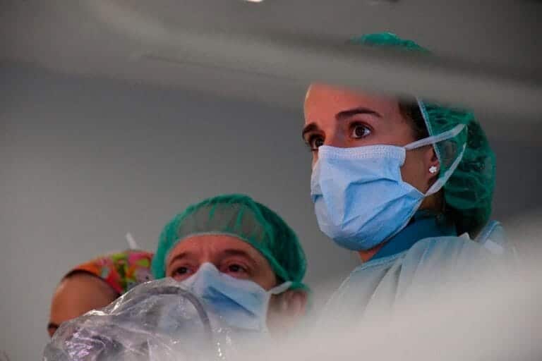 neurocirujana Elsa González asistiendo en la primera endoscopia biportal en el Hospital Centro Médico de Asturias