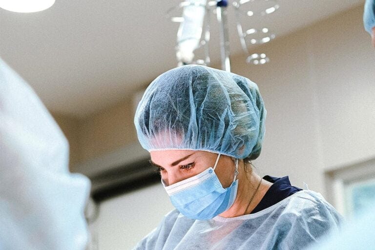 La Dra Elsa Gonzalez en la primera cirugia endoscopica biportal de columna en el hospital Vithas de Granada