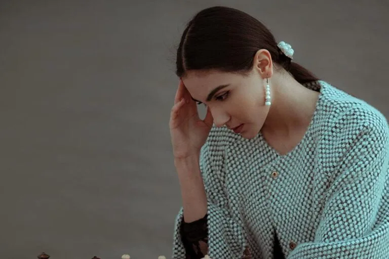 mujer con dolor neuropatico en la cabeza