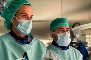 Elsa Gonzalez en la primera endoscopia biportal de Menorca junto a Santiago Garfias