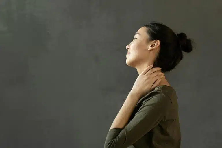 Mujer con sintomas del pinzamiento cervical