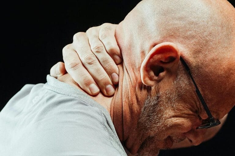 Hombre con mareo cervical y dolor de cuello