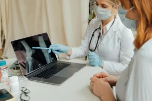 doctora explicando resultados de la gammagrafia