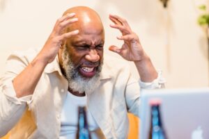Hombre afroamericano con dolor neuropatico