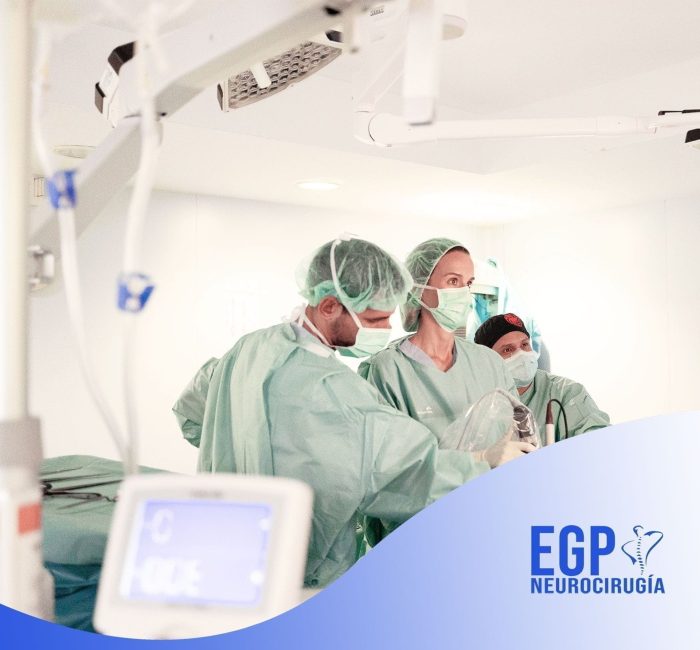 Dra Elsa González Pérez en una cirugía