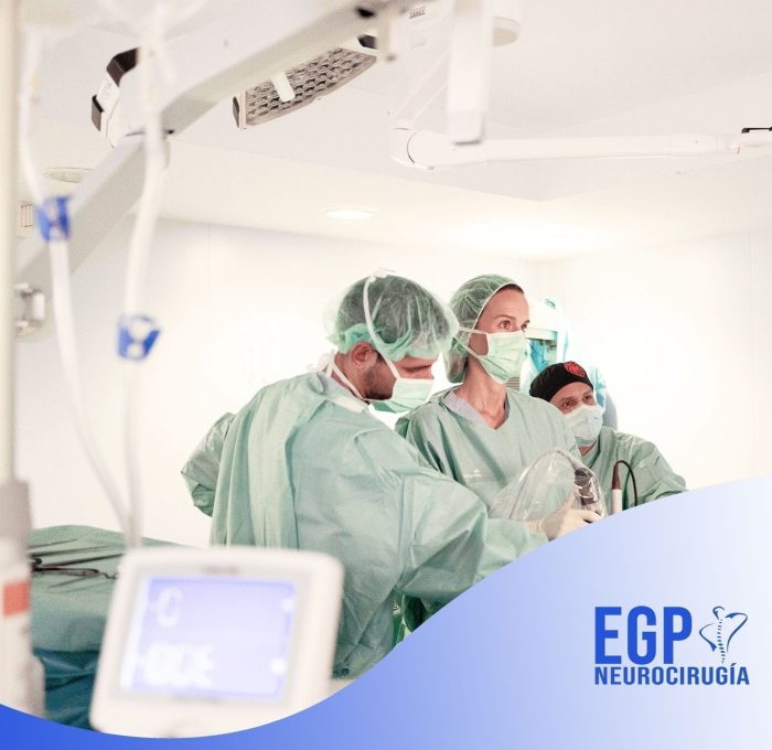 Dra Elsa González Pérez en una cirugía